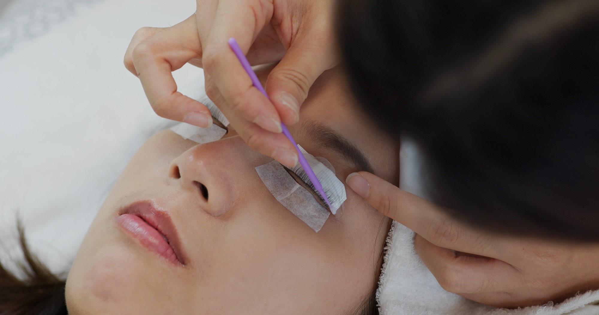 Woman perm her eyelash at beauty salon